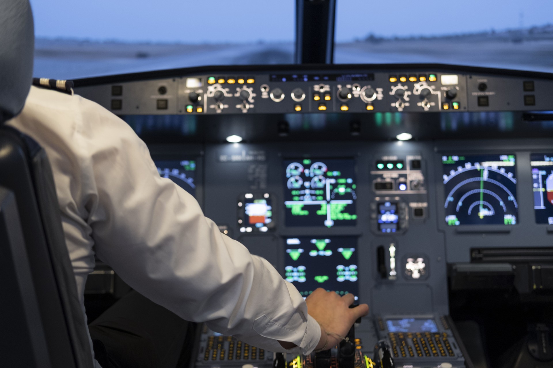 Commercial flight simulator starting takeoff while the pilot operates the acceleration lever